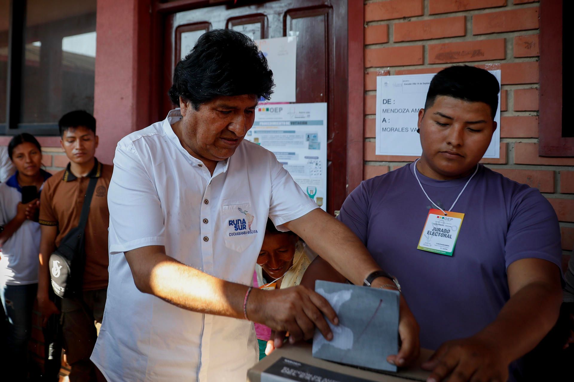 El expresidente de Bolivia Evo Morales anuló su voto este domingo , tal como lo había anticipado, y afirmó que recibió información de que el Gobierno de Luis Arce busca favorecer al candidato oficialista, Eduardo del Castillo, con fraude.
