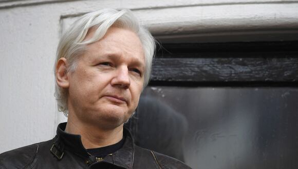 El fundador de Wikileaks, Julian Assange, habla en el balcón de la Embajada de Ecuador en Londres el 19 de mayo de 2017. (Foto de Justin TALLIS / AFP)