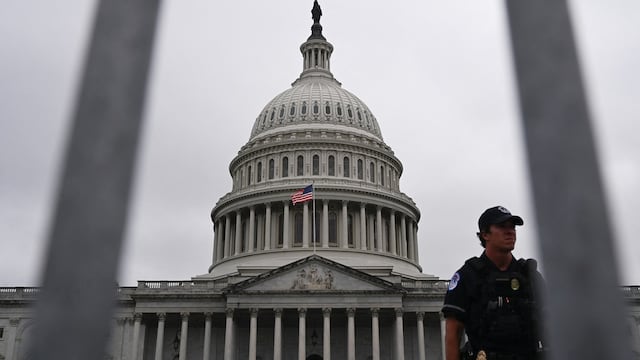 Detienen a un hombre armado con una escopeta tras correr hacia el Capitolio de Estados Unidos
