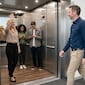 Los expertos en psicología coinciden: quienes saludan siempre en el ascensor no viven a la defensiva y tienen apertura social