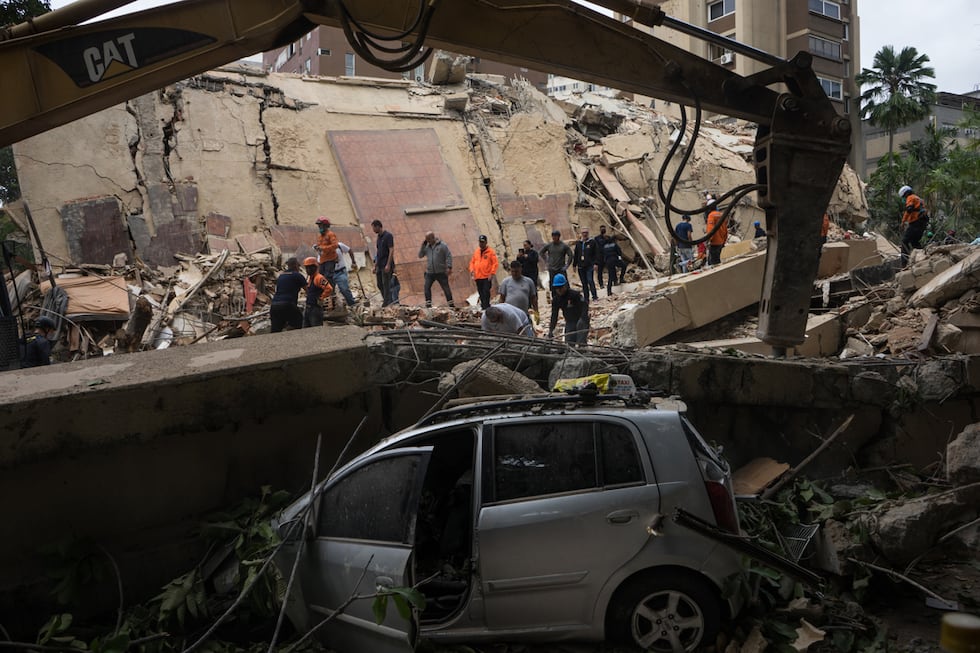 Voluntarios realizan labores de remoción de escombros y rescate, en el municipio Chacao en Caracas, Venezuela, el 25 de junio de 2026. (Boris Vergara / EFE)
