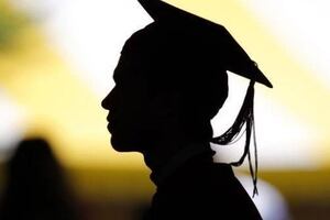 Universidades licenciadas podrían entregar títulos a bachilleres de otras instituciones: ¿beneficio o riesgo para la educación?