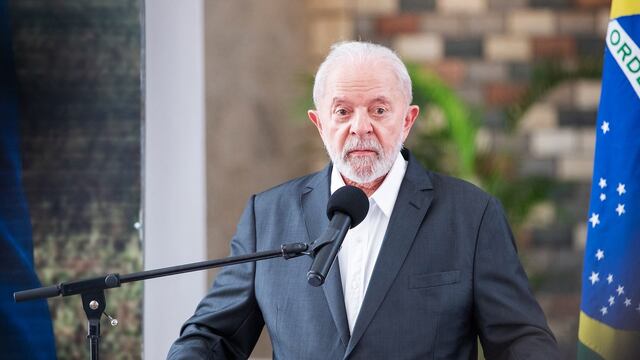 Lula acusa a Bolsonaro de “intentar escapar” de la Justicia tras “preparar un golpe”