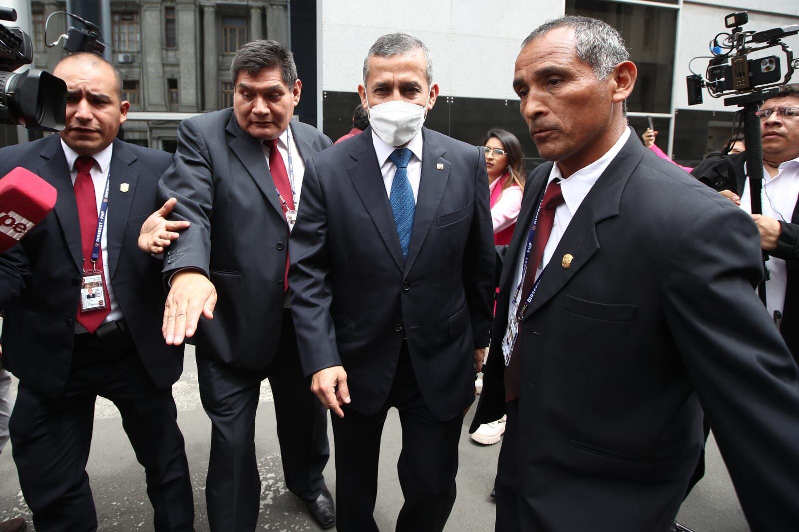 Ollanta Humala a la salida de la audiencia de su juicio. El expresidente no quiso declarar y encargó a su abogad, Wilfredo Pedraza, responder a la prensa. Foto: GEC / Jorge Cerdán