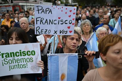 Cientos acuden a misa por el papa Francisco en plaza argentina donde denunciaba la exclusión