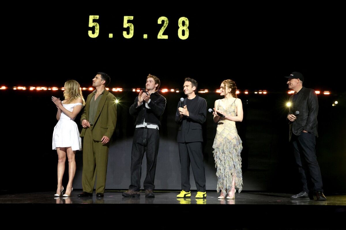 Samara Weaving, Christopher Abbott, Kit Connor, Jake Schreier, Sadie Sink y Kevin Feige, presidente de Marvel Studios, en el escenario durante el Disney Entertainment Showcase de D23 anunciando la nueva película de "X-Men" (Foto: AFP)