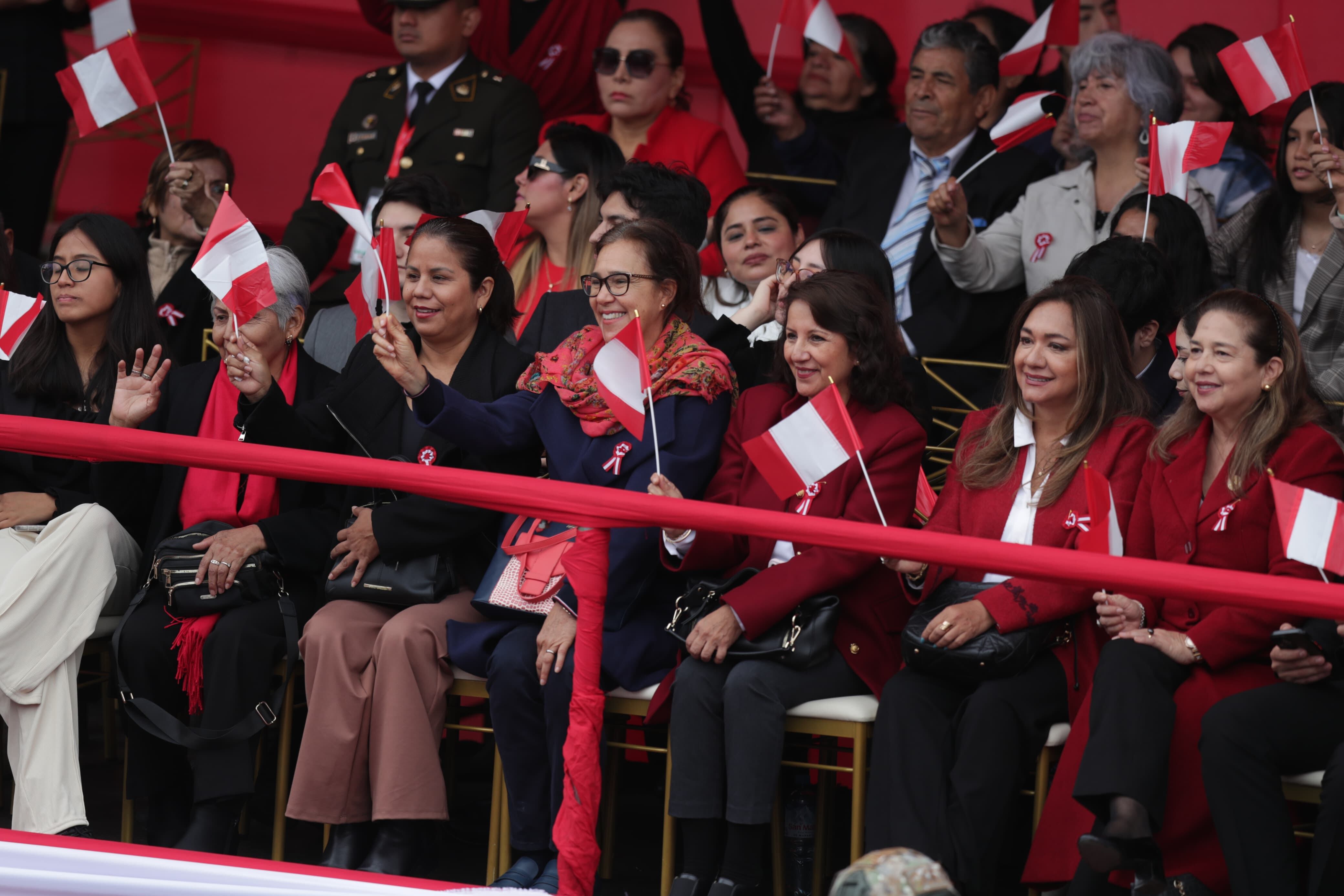 La presidenta participó en el inicio del desfile por el 204.º aniversario de la Independencia del Perú.
Foto: Julio Reaño/@photo.gec