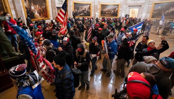 Simpatizantes del saliente presidente Donald Trump mientras se toman el Capitolio en Washington, D.C, EE.UU., el 6 de enero de 2021. (Foto de Jim Lo Scalzo / EFE)