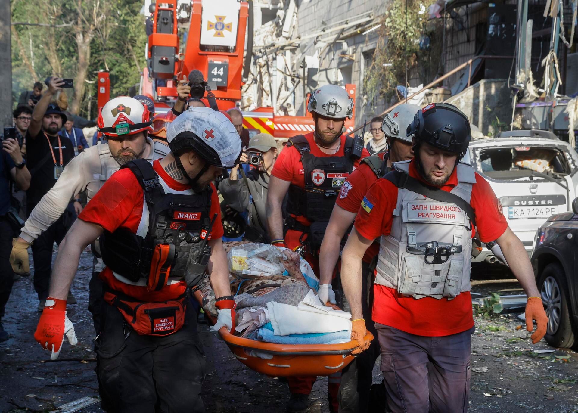 Rescatistas ucranianos evacuan a una anciana herida del lugar de un ataque aéreo contra un edificio residencial de nueve plantas en Kiev, Ucrania, el 17 de junio de 2025, en medio de la invasión rusa. EFE/EPA/SERGEY DOLZHENKO