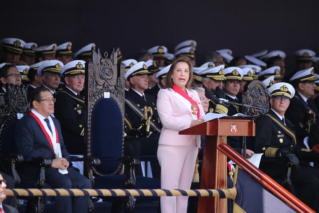 La presidenta Dina Boluarte encabeza ceremonia por el 203° aniversario de la Marina de Guerra del Perú, en la Plaza Grau del Callao. (Foto: Antonio Melgarejo/ @photo.gec)