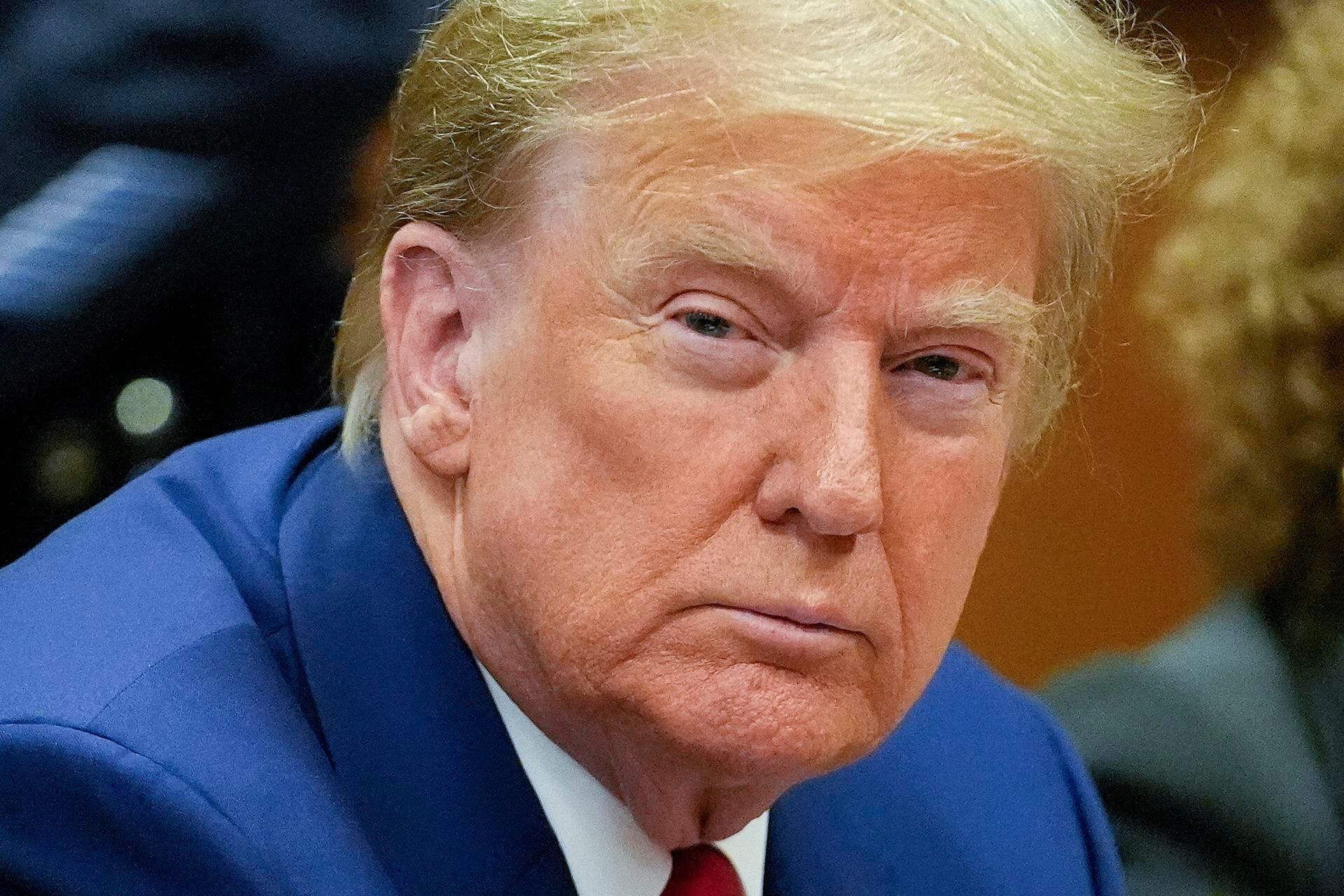 Donald Trump espera el inicio de una audiencia previa al juicio en el tribunal penal de Manhattan en la ciudad de Nueva York, el 25 de marzo de 2024. (EFE/EPA/MARY ALTAFFER).