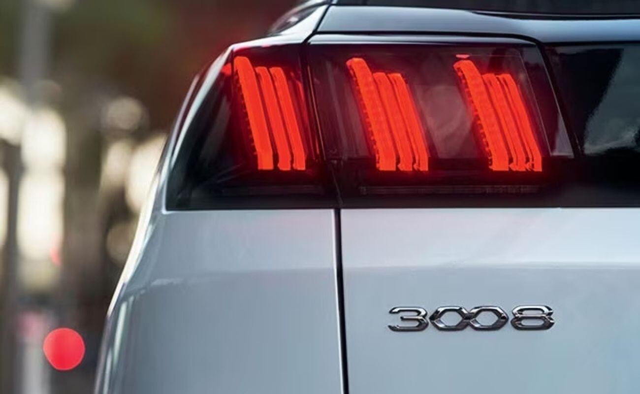 Los nuevos faros característicos de PEUGEOT con tecnología Full LED incluyen las míticas garras 3D e intermitentes secuenciales