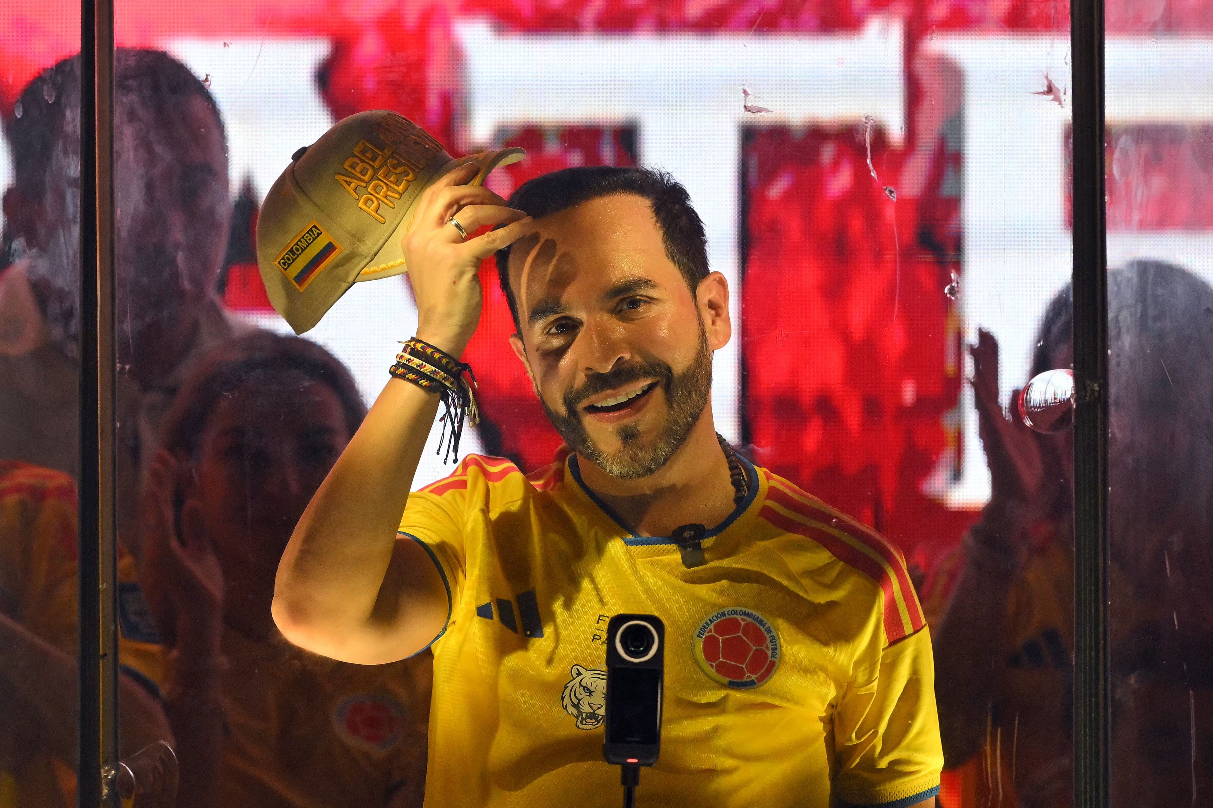 El candidato de ultraderecha Abelardo de la Espriella , el más votado en la primera vuelta de las elecciones presidenciales de este domingo en Colombia, aseguró que derrotará a la tiranía en la segunda ronda , en la que enfrentará el próximo 21 de junio al senador de izquierdas Iván Cepeda. Más de 10 millones de colombianos confiaron en 'El Tigre', se unieron a la manada. Vamos a la segunda vuelta para derrotar la tiranía, el absolutismo. En 21 días vamos a cambiar la historia de Colombia para siempre, expresó De la Espriella en un video divulgado por su campaña.