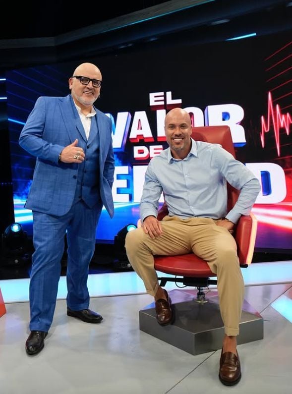 Bruno Agostini posa con Beto Ortiz durante su paso por 'El valor de la verdad' | Foto: Instagram