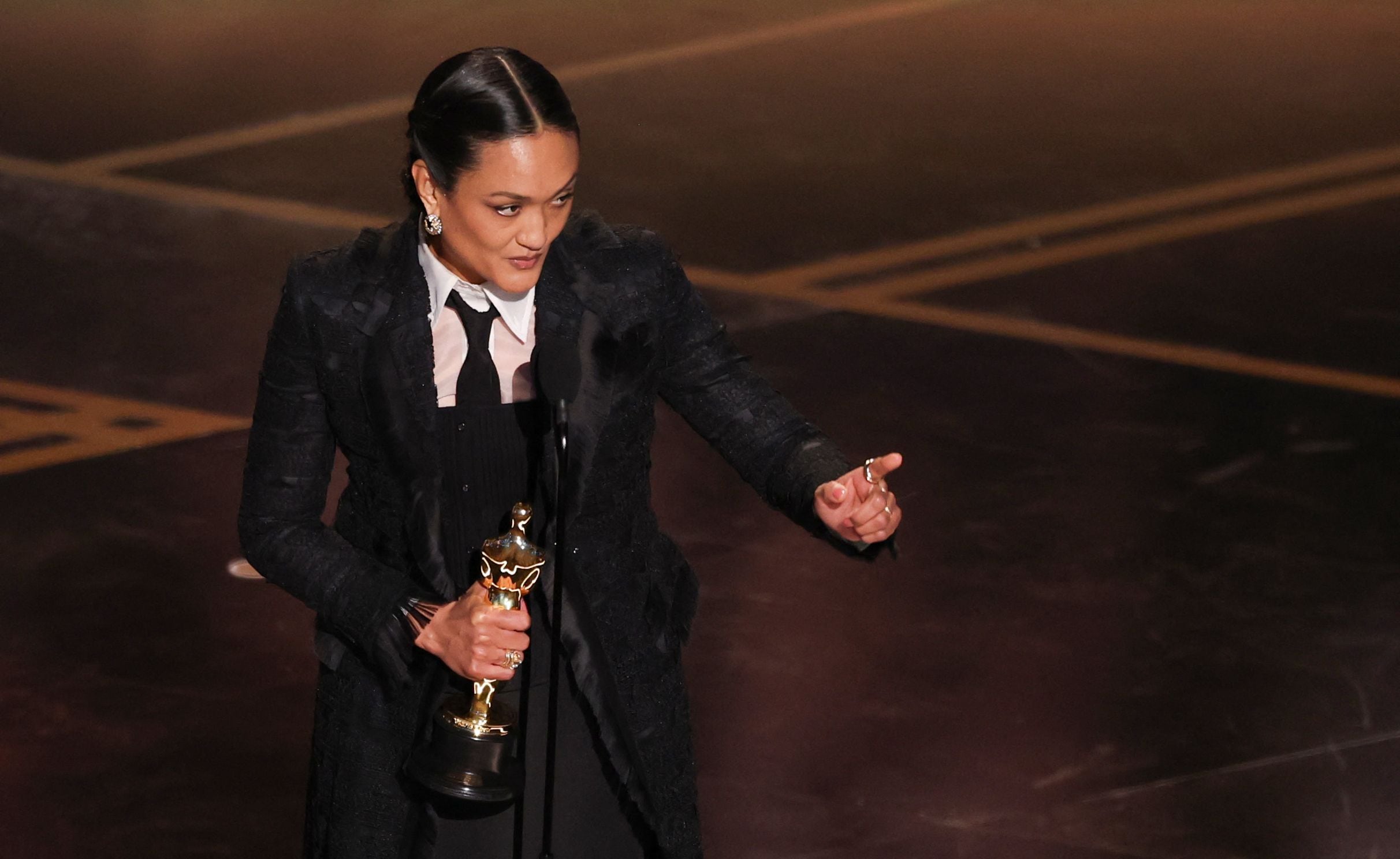 Sinners gana el Oscar a Mejor Fotografía en los 98th Academy Awards, con el trabajo de Autumn Durald Arkapaw. El premio marca un momento histórico: es la primera vez que una mujer gana esta categoría, tradicionalmente dominada por hombres. (Foto: Patrick T. Fallon / AFP)
