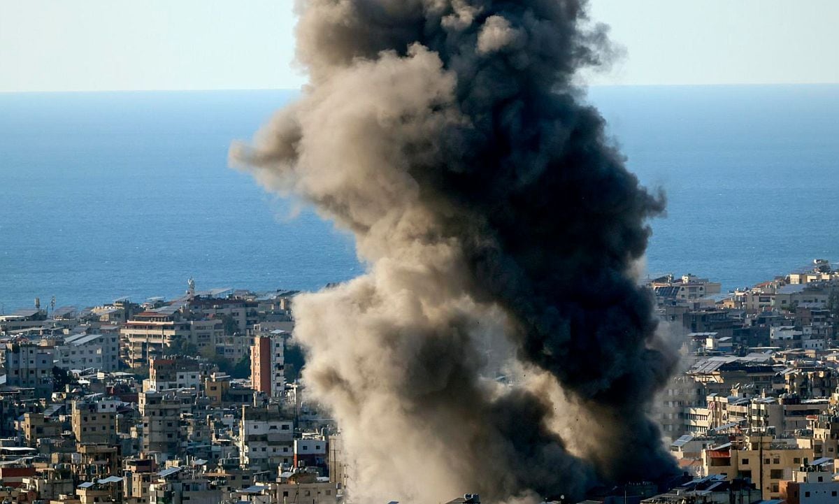 Se lanza un proyectil (L-top) mientras se elevan columnas de humo después de un ataque aéreo israelí en Bourj Al Barajneh, en los suburbios del sur de Beirut, Líbano, el 2 de marzo de 2026 | Foto: EFE/EPA/WAEL HAMZEH