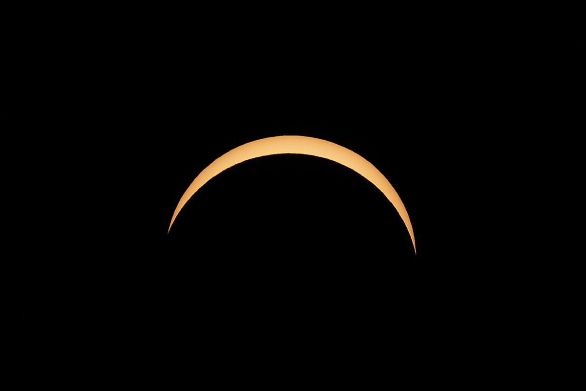 La Luna oculta el Sol durante un eclipse solar parcial visto desde la cima del Niesen, en el Oberland bernés (Suiza), el 12 de agosto de 2026 | Foto: EFE/EPA/ANTHONY ANEX