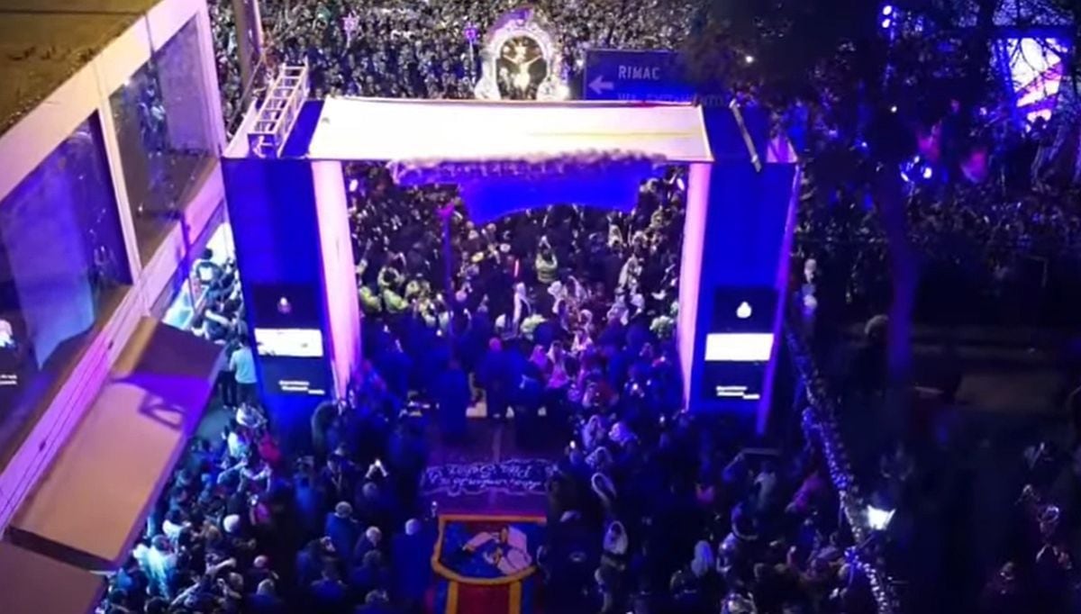 El Señor de los Milagros se encuentra a pocos metros de la entrada de la iglesia de las Nazarenas