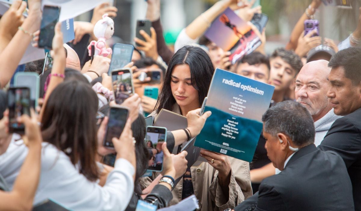 Dua Lipa firmó autógrafos y se tomó fotos con sus fans afuera de su hotel en Miraflores | Foto: Renato Pajuelo