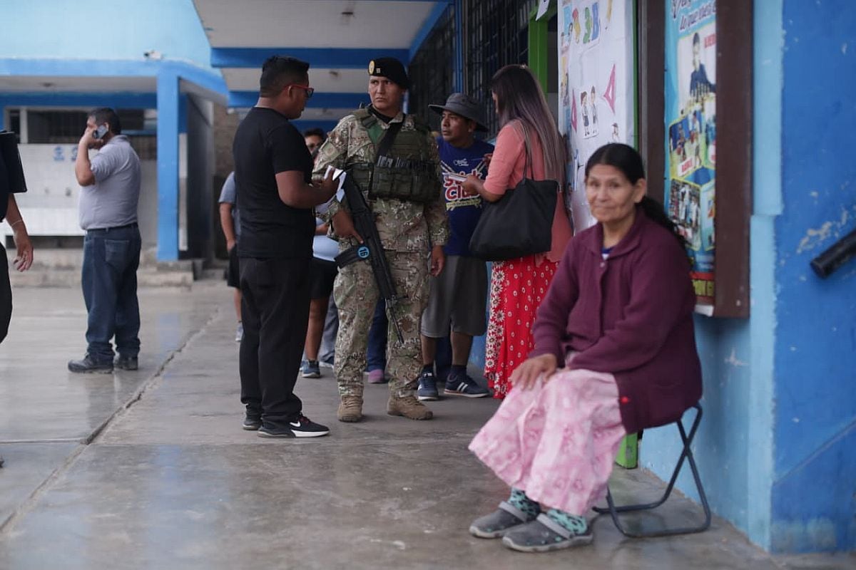 Abren las mesas de sufragio en el colegio San Luis Gonzaga de SJM. Las personas aún tienen quejas por el trabajo del personal de ONPE | Foto: Julio Reaño / El Comercio