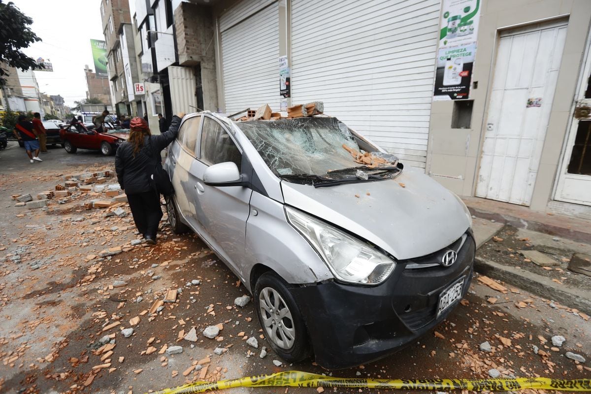 En el distrito de Independencia, algunos vehículos que estaban estacionados en la vía pública sufrieron daños durante el sismo de magnitud 6.1 que sacudió el Callao y Lima este domingo 15 de junio | Foto: Jesús Saucedo /@photo.gec