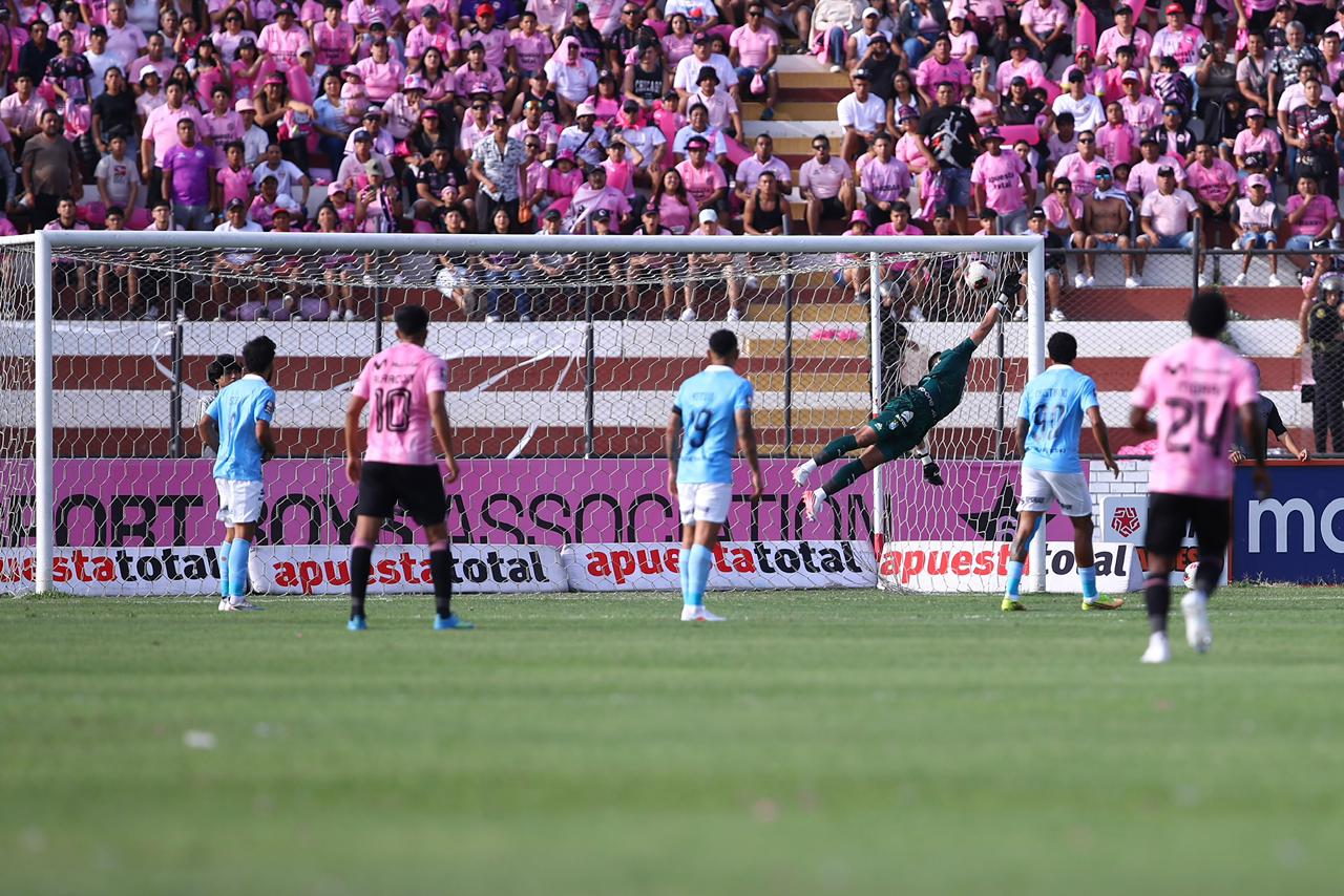 Da Campos y el golazo que le puso fin a la racha negativa que mantenían los 'rosados' ante Sporting Cristal, 19 años sin poder derrotar a los 'celestes'. | Foto: Antonio Melgarejo