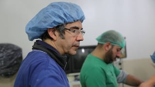 “Bombardear hospitales y matar médicos es un arma de guerra real”: el cirujano que ayuda a operar remotamente a los heridos en Ucrania