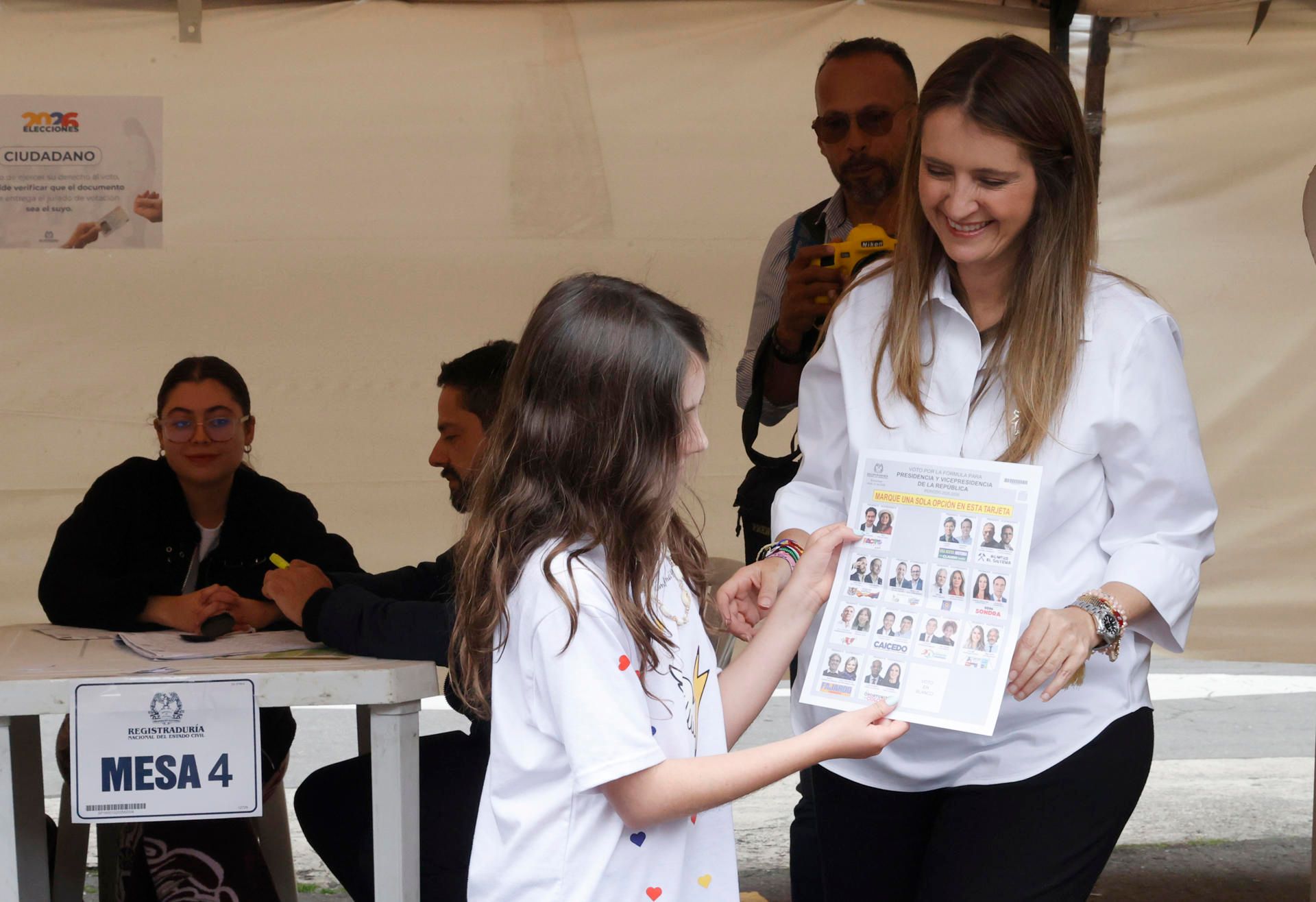 Este es nuestro tiempo. La mujer colombiana nunca ha pasado a una segunda vuelta y tengo la impresión de que esta vez lo vamos a lograr porque las mujeres tenemos que tener un lugar distinto en el país y en la política. Es el momento de que las mujeres alcemos nuestra voz para apoyarnos juntas, afirmó Paloma Valencia. La candidata acudió al puesto de votación con Amapola, su hija de nueve años, quien la ha acompañado durante la campaña en mítines y actos públicos.