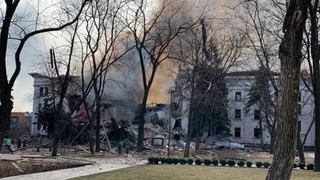 Ucrania dice que al menos 300 civiles murieron por el bombardeo ruso al teatro de Mariúpol