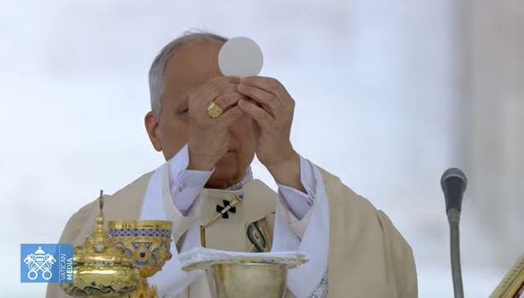 El papa León XIV realiza la consagración del pan, que se convertirá en el cuerpo de Cristo