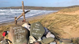 ¿Por qué la tumba de Dobby, el elfo doméstico de Harry Potter, se ha vuelto un problema en una playa en Gales?