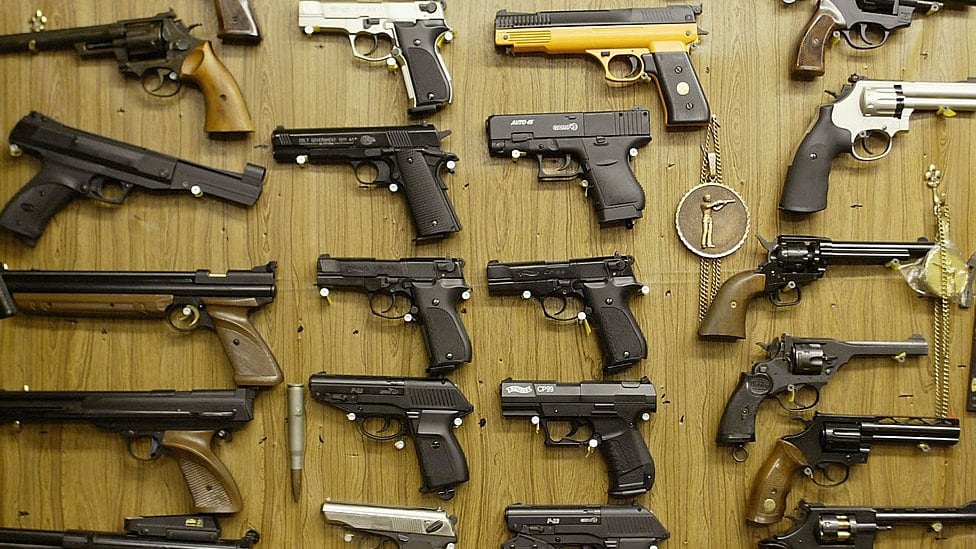 Las leyes varías ampliamente en América Latina, pero la gran mayoría de los países latinoamericanos mantiene un estricto control sobre el uso de armas de fuego.
