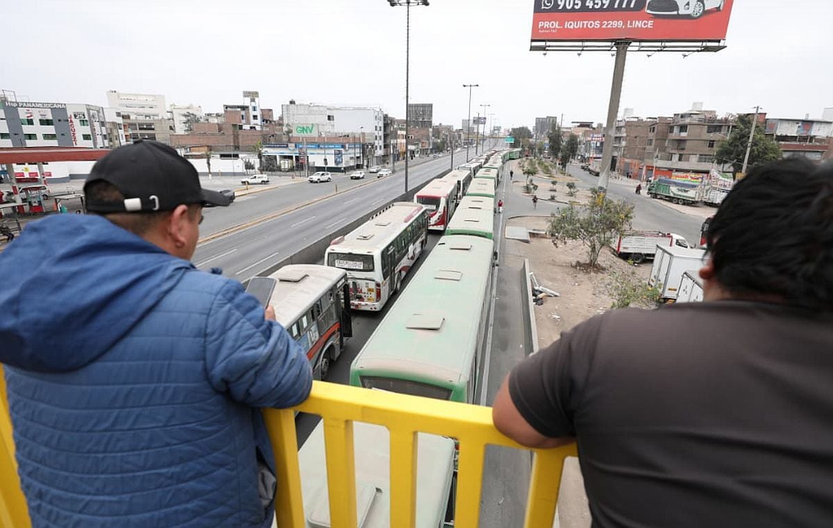 Transportistas de diferentes empresas bloquean con sus unidades el acceso a la Panamericana Norte en el óvalo Habich | Foto: Antonio Melgarejo/ @photo.gec