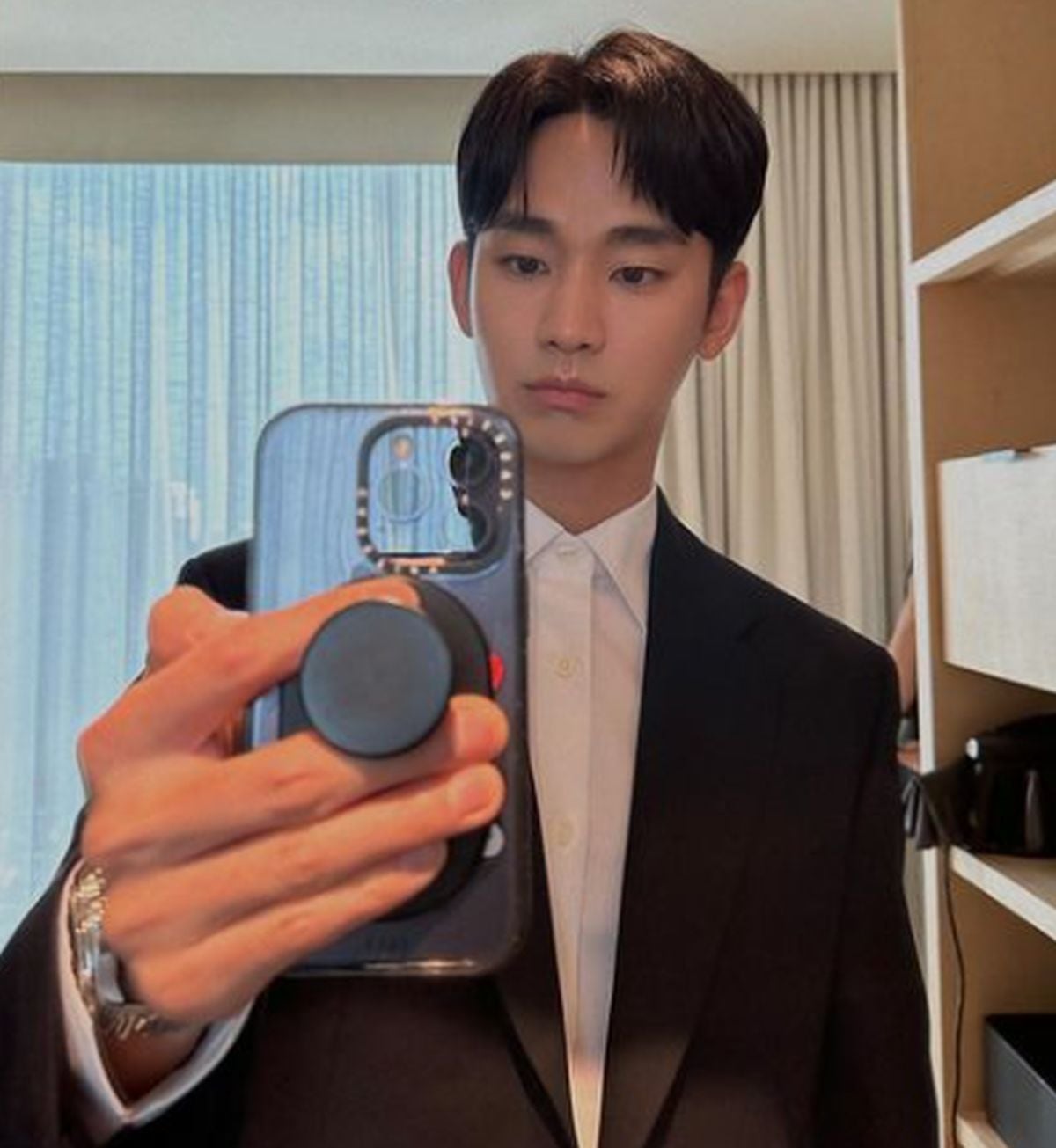 Kim Soo-hyun tomándose una fotografía con su celular frente al espejo (Foto: Kim Soo-hyun / Instagram)
