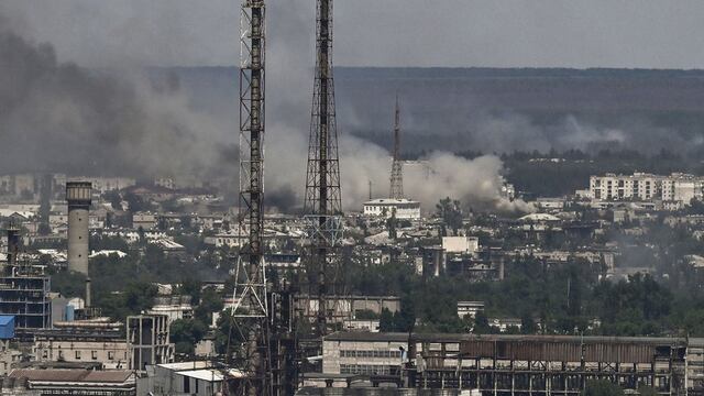 El implacable bombardeo de Rusia a Severodonetsk causa un incendio en una planta química donde se refugian civiles ucranianos