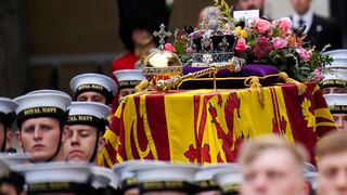 Cuáles son los símbolos que adornan el féretro de la reina Isabel II