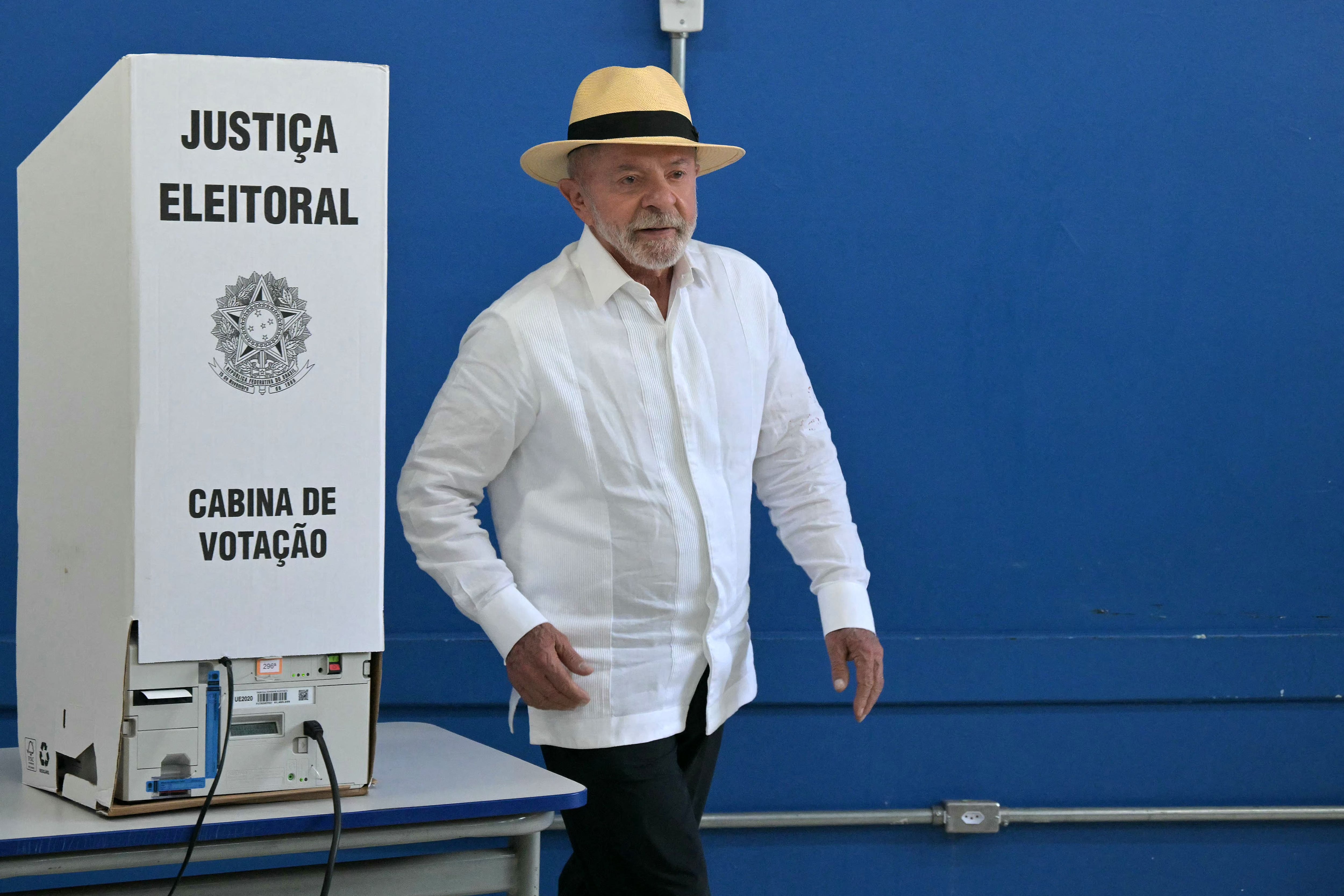 El presidente de Brasil, Luiz Inácio Lula da Silva , dijo que los brasileños eligen este domingo entre la democracia y la “barbarie” al votar en los cómicos que lo enfrentan al senador conservador Flávio Bolsonaro