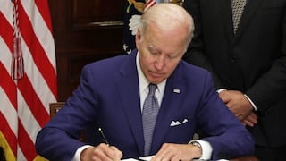 Biden firma una orden ejecutiva que busca proteger el acceso al aborto en Estados Unidos