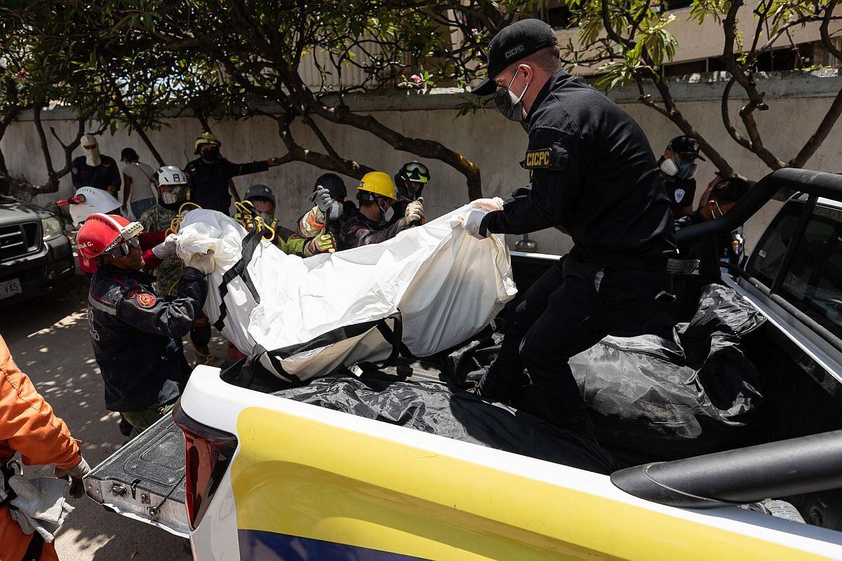 Rescatistas recuperan un cuerpo este miércoles, en La Guaira (Venezuela). EFE/ Ronald Peña R