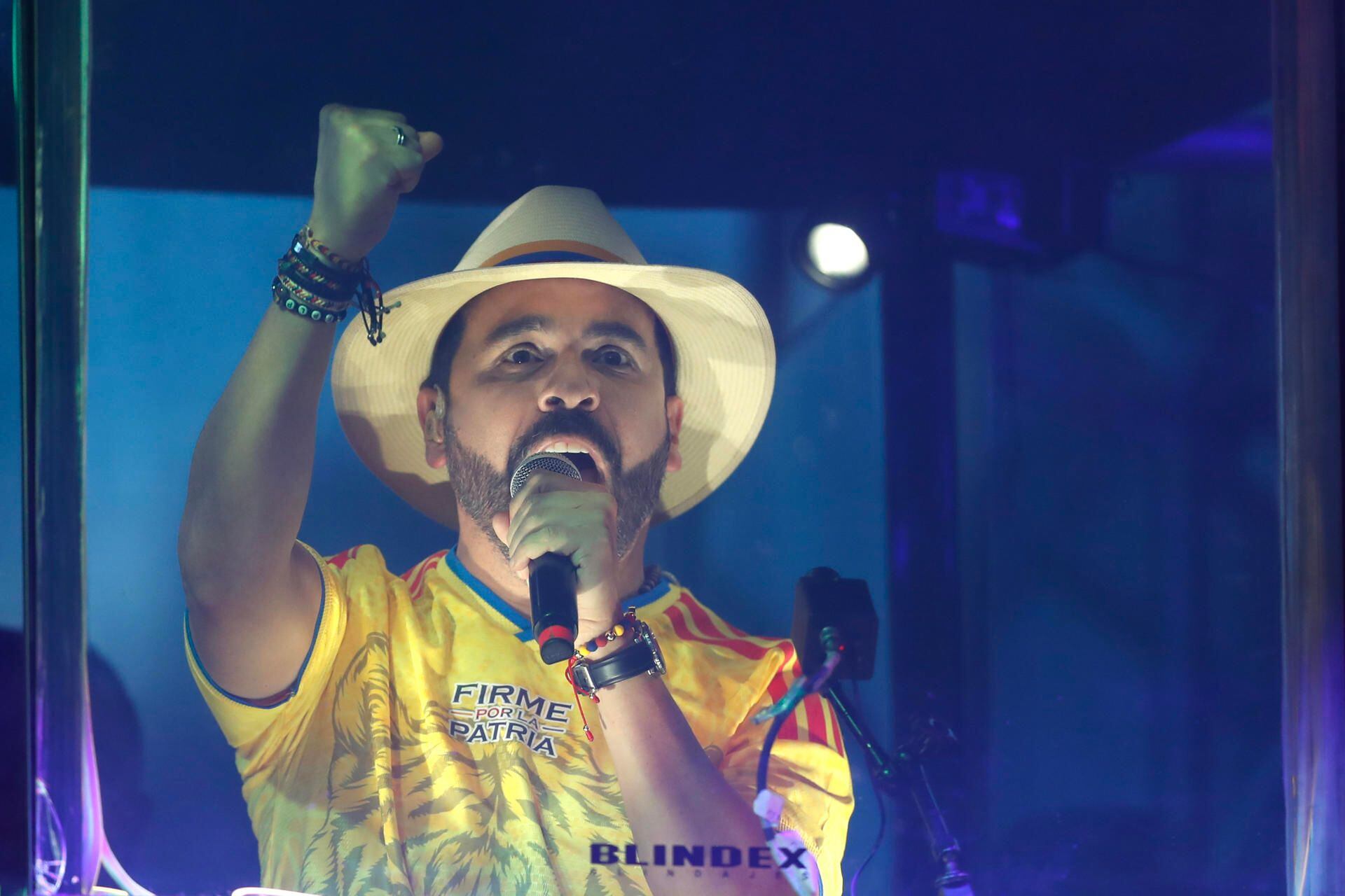 Abelardo de la Espriella , del movimiento de derecha Defensores de la Patria, se presentó este domingo como presidente electo de Colombia en su cuenta personal en la red social X, luego de que, según el conteo preliminar, se impone con una ventaja de menos de 0,95 puntos porcentuales al izquierdista Iván Cepeda.