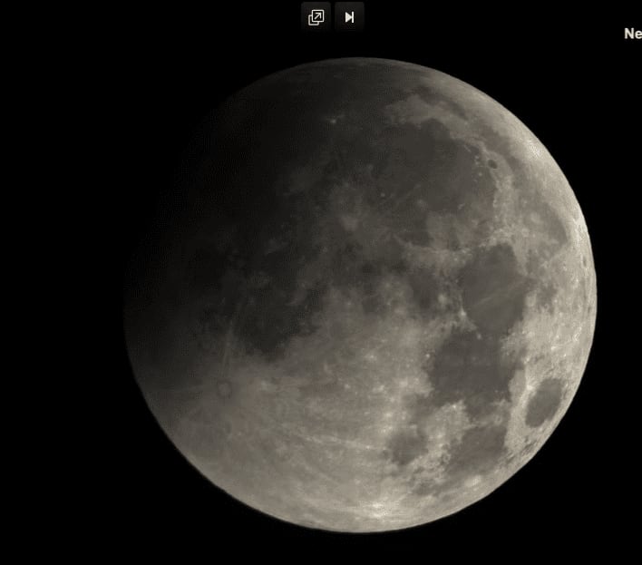 Empezó la fase parcial del umbral del eclipse lunar.