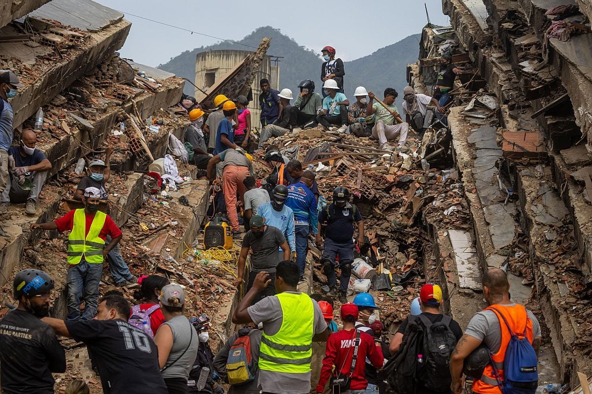 Voluntarios realizan labores de búsqueda de sobrevivientes este martes, en La Guaira (Venezuela). Los llamados de silencio se han extendido por distintas localidades de La Guaira, el estado de Venezuela más afectado por el doble terremoto del miércoles, en búsqueda de algún sonido que pueda significar que hay vida en medio de los escombros | Foto: EFE/ Miguel Gutiérrez