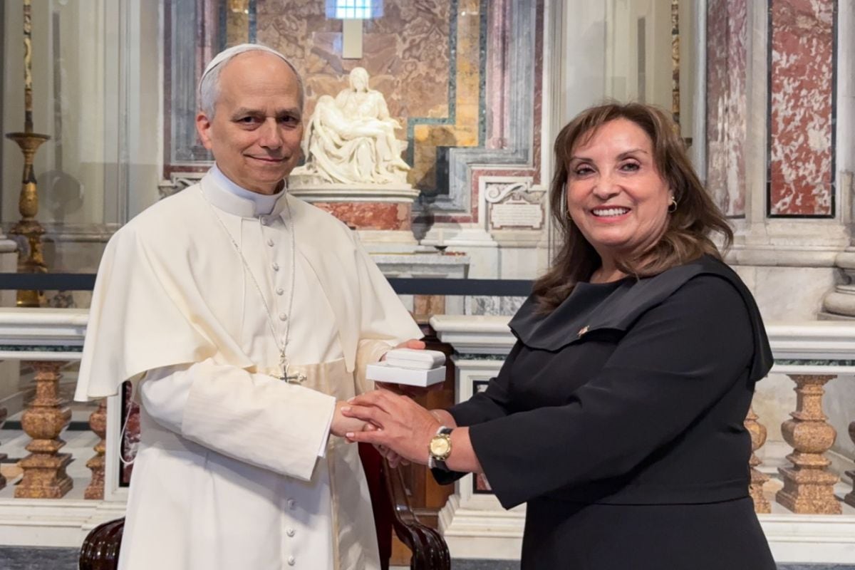 Previo a la entronización del papa León XIV, la presidenta Dina Boluarte y el pontífice sostuvieron una audiencia extraordinaria en la sacristía de la Basílica de San Pedro, donde dialogaron sobre el bienestar de todos los peruanos | Foto: Presidencia Perú