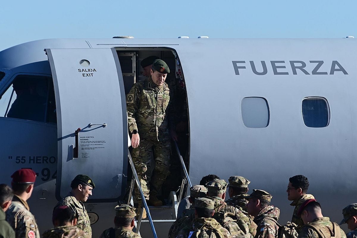 El ministro de Defensa de Argentina, Carlos Alberto Presti (c), despide a integrantes del Ejército y la Armada de Argentina que viajan a Venezuela para ayudar con las tareas de búsqueda de las personas afectadas por los terremotos que azotaron al país caribeño el pasado miércoles | Foto: EFE/ Matías Martín Campaya