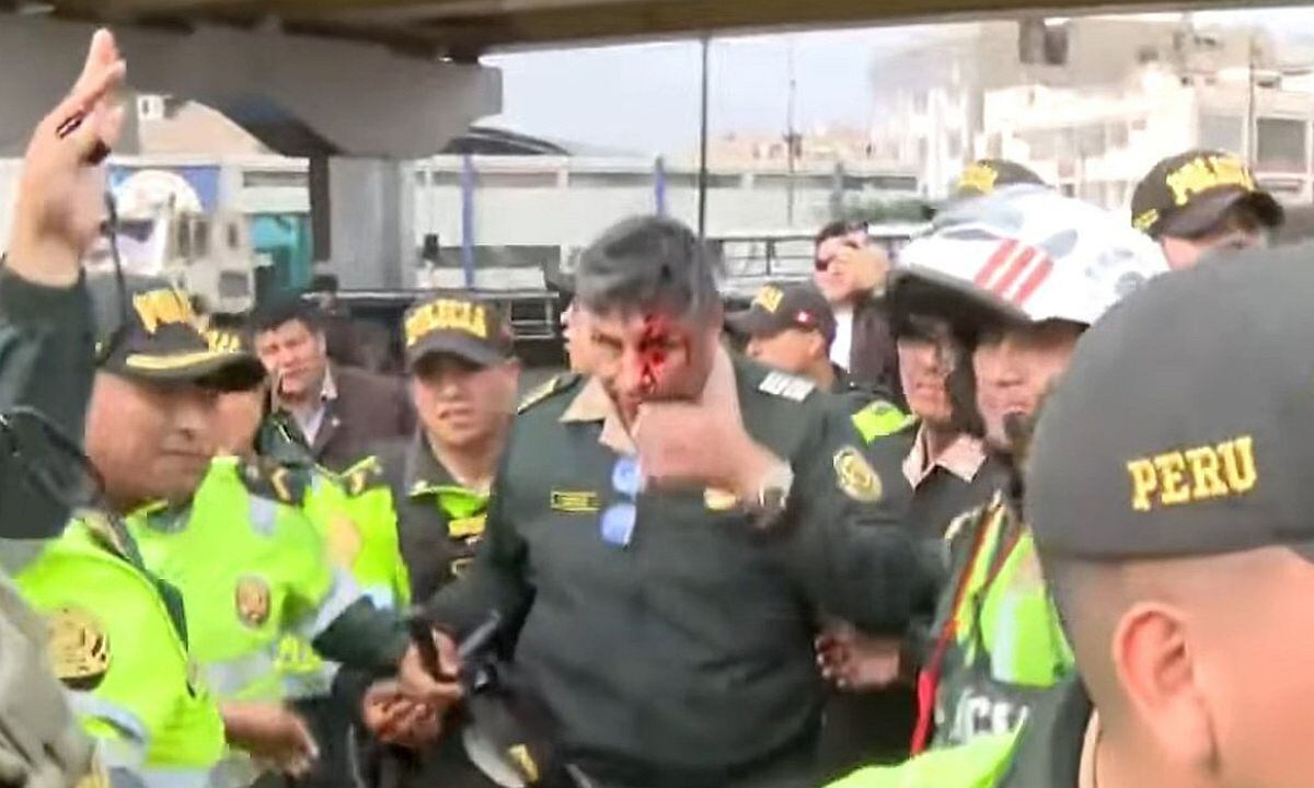 Un coronel de la Policía resultó herido en la cabeza tras ser alcanzado por un objeto contundente. Esto ocurrió en el óvalo Habich | Foto: Captura de video