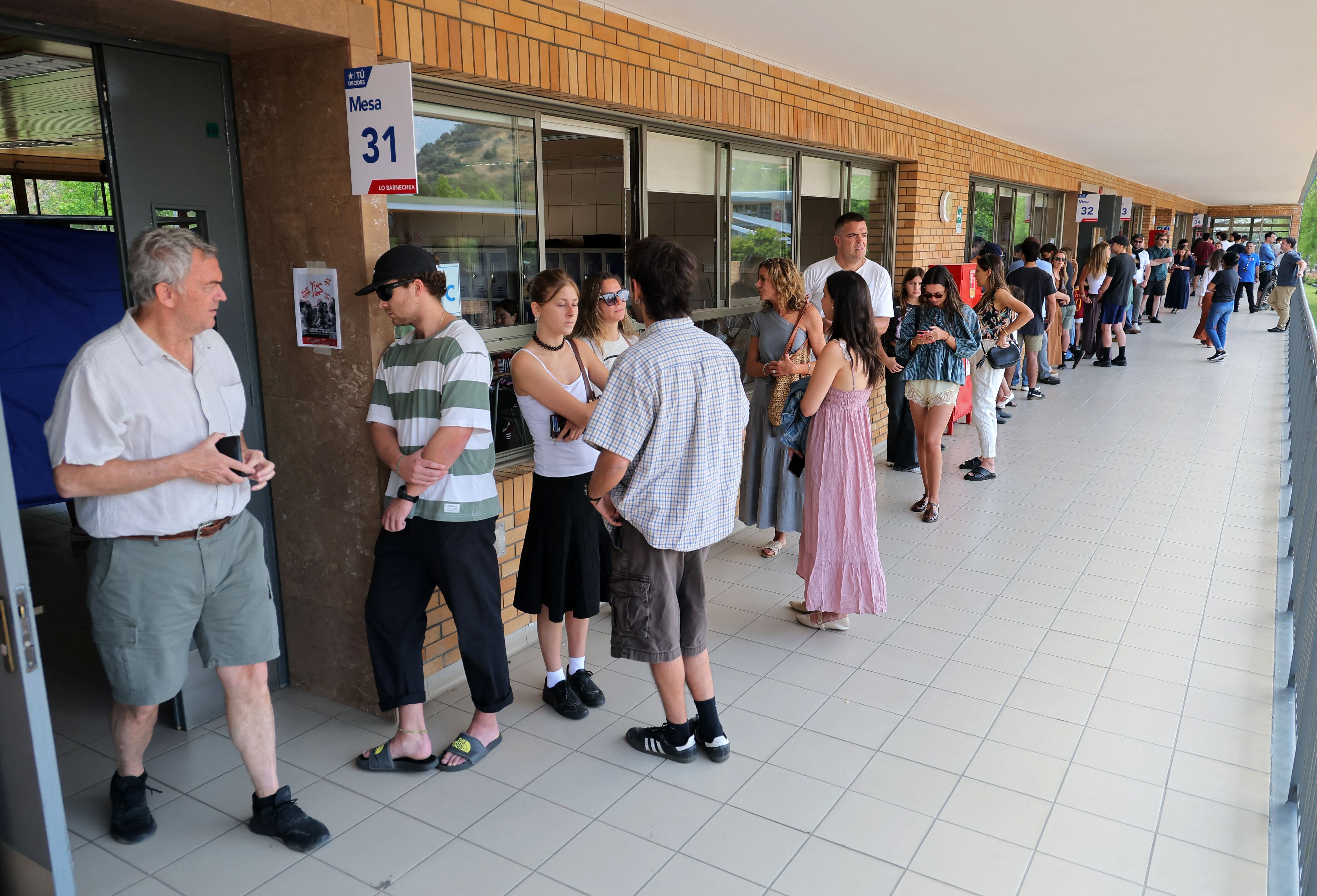 Con largas filas en las calles y dentro de los colegios electorales, la participación electoral ha sido una de las grandes protagonistas de la jornada porque por primera vez en unas elecciones presidenciales el voto ha sido obligatorio.