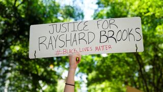 Jefa de la policía de Atlanta renuncia luego de que un afroamericano muriera durante su arresto
