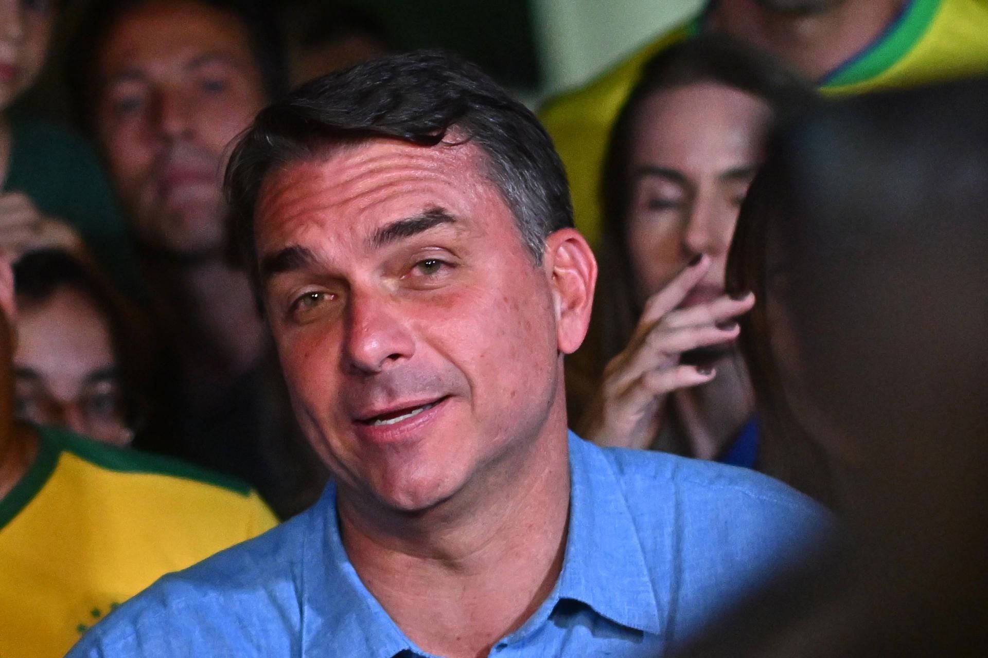 Flávio Bolsonaro, que venció la primera vuelta de las presidenciales de este domingo pero tendrá que disputar una segunda con el actual mandatario, Luiz Inácio Lula da Silva, afirmó que el resultado de las elecciones mostró que Brasil quiere un cambio .