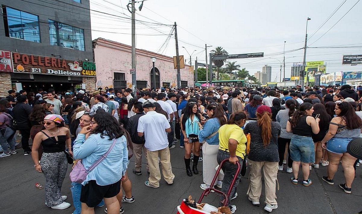Cientos de personas formaron largas colas en los exteriores del Estadio Nacional. Nadie quería perderse el concierto del 'Conejo malo' | Foto: Fernando Sangama / @photo.gec