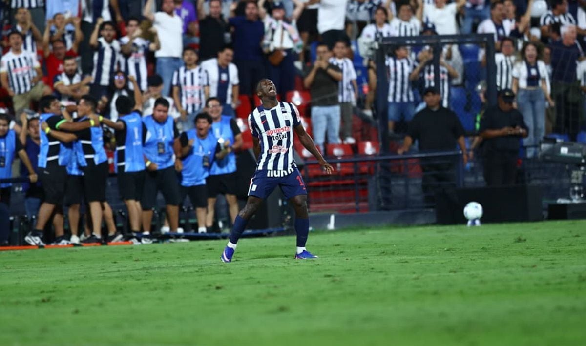 Advíncula celebra el gol con el que Alianza vence por 1-0 a 2 de Mayo en Matute | Foto: Giancarlo Ávila/@photo.gec